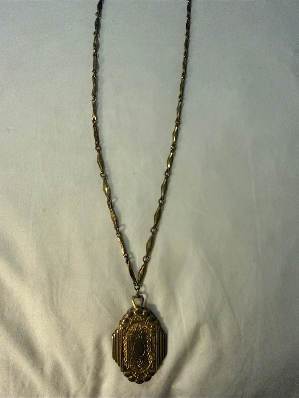 Vintage Gold-Tone Locket Necklace - Elegant Women Jewelry